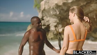 Interracial Arcra Élvezés Szex Közben