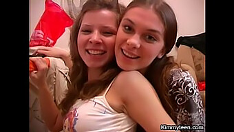 Garotas Adolescentes Se Desnudam E Brincam Umas Com As Outras