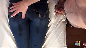 Massaggio Sensuale Con Jeans Che Porta A Gemiti E Gioco Con Le Dita